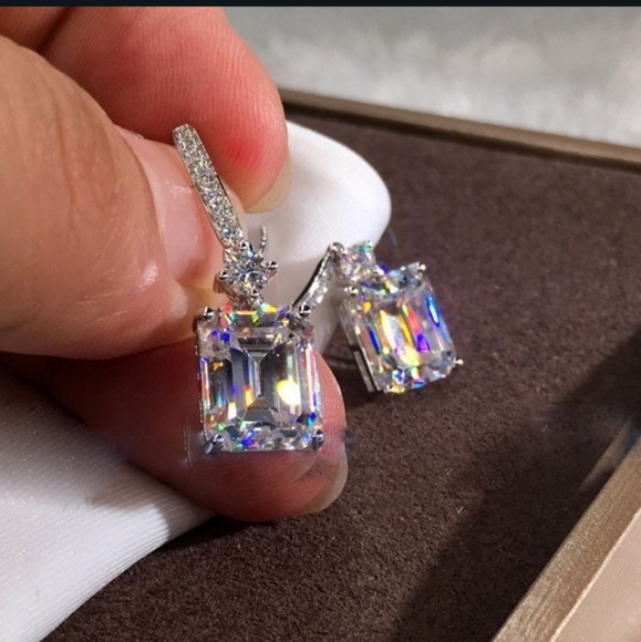 Beautiful CZ earrings - Picture 1 of 3